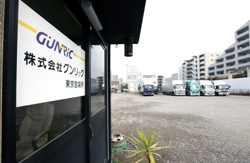 社屋と車両